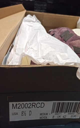 New Balance 2002R en color burdeos, rojo vino.
