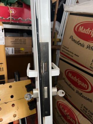 Puerta de aluminio blanco con cristal y dos llaves