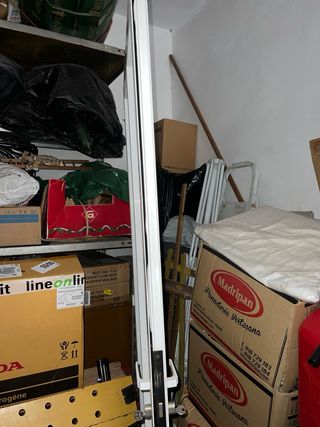 Puerta de aluminio blanco con cristal y dos llaves