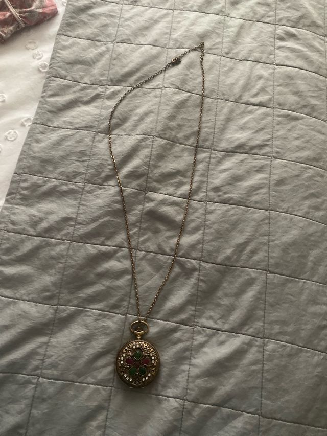 Collar con reloj de bolsillo dorado