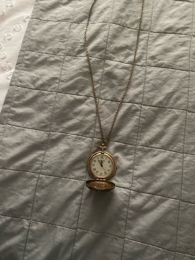 Collar con reloj de bolsillo dorado