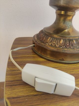 Lámpara mesa vintage dorada de madera y metal