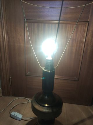 Lámpara mesa vintage dorada de madera y metal