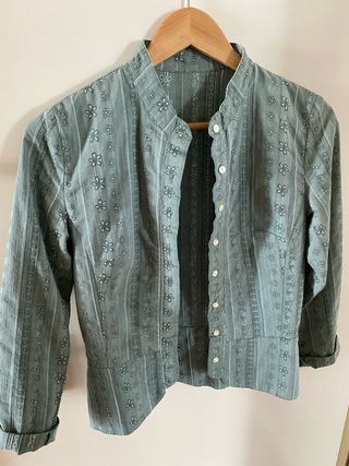 Blusa juvenil verde bordada. Venta en persona