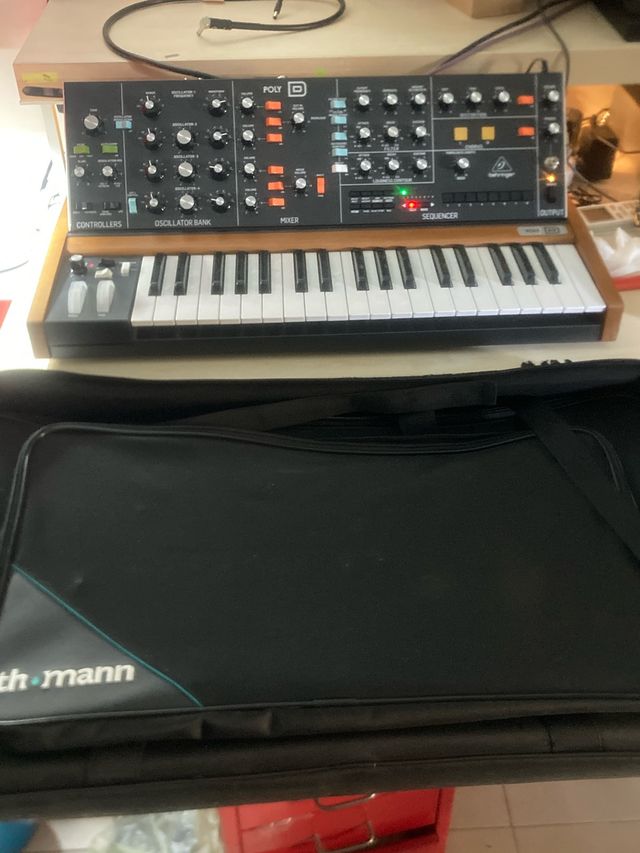 Behringer Poly D sintetizzatore analogico