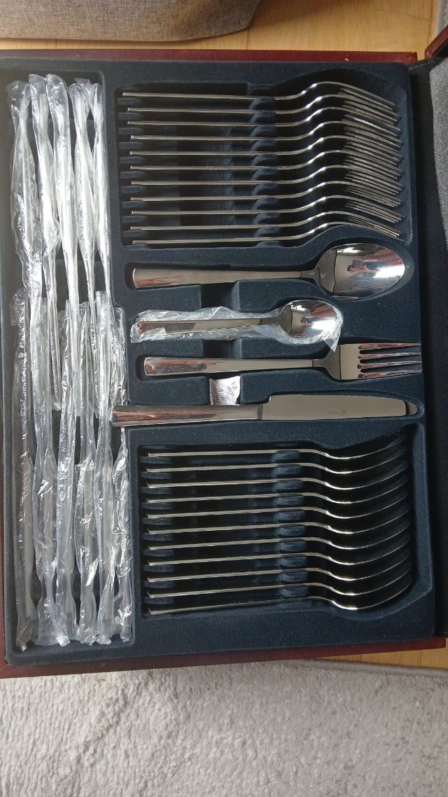 Cuberteria de 111 piezas en maletín madera