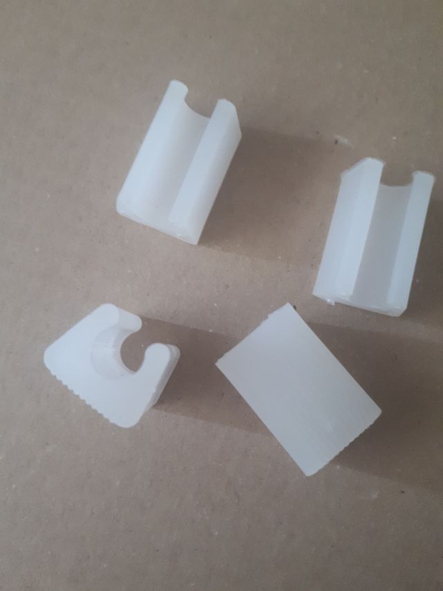 8 Piedini coprigambe per 2 sedie plastica bianchi