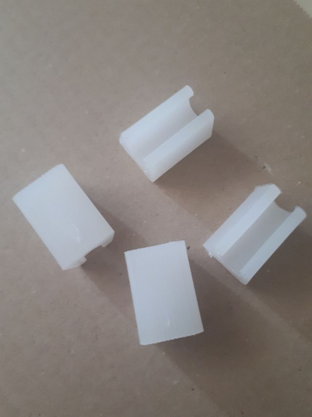 8 Piedini coprigambe per 2 sedie plastica bianchi