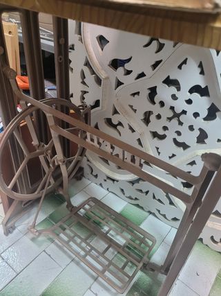 Máquina coser Alfa antigua, con tabla madera