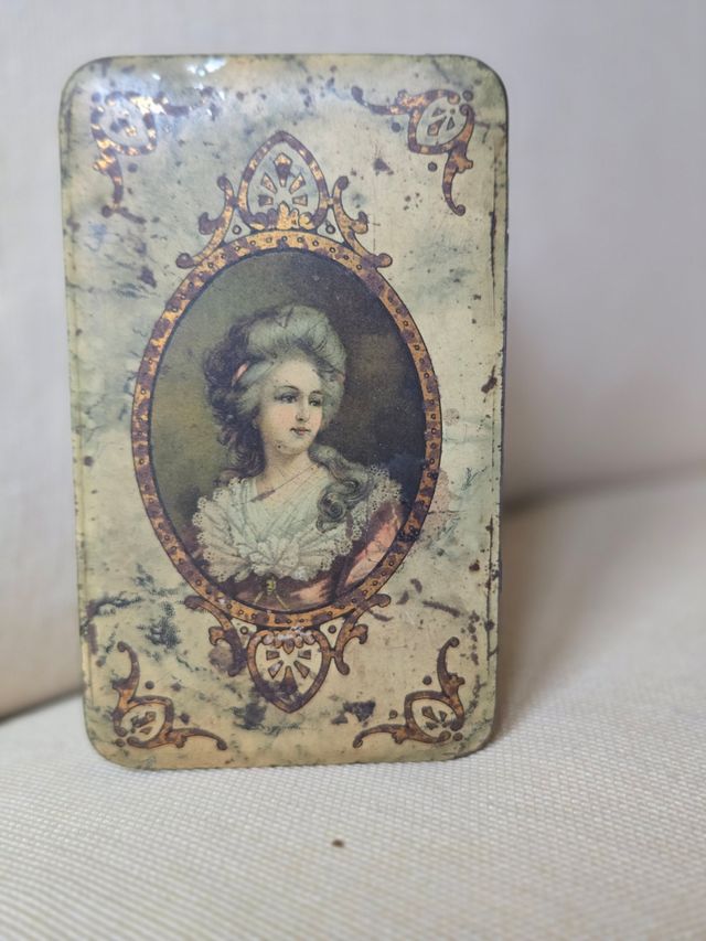 Cajita vintage metal retrato