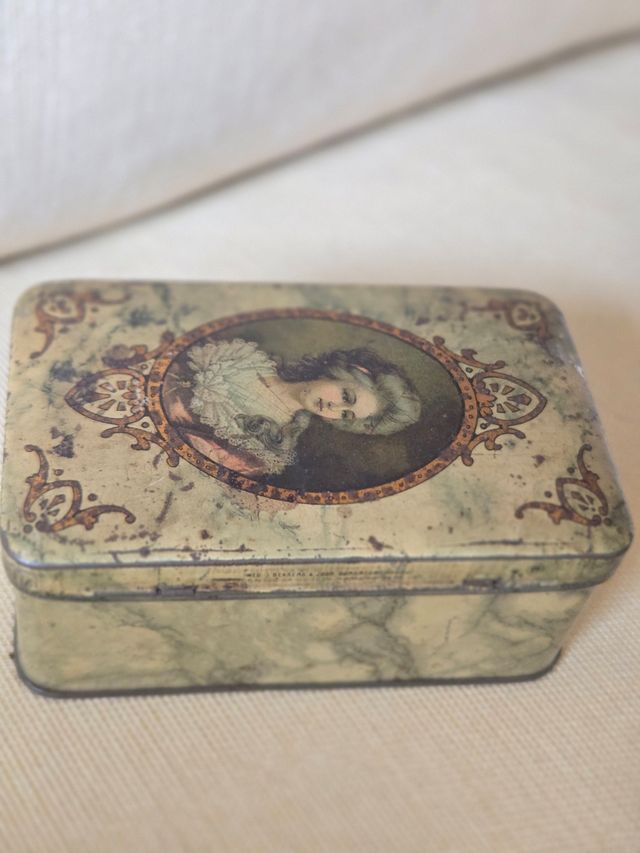 Cajita vintage metal retrato