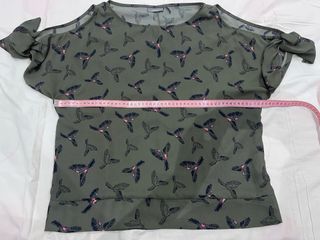 Blusa CyA verde oliva hombros al aire