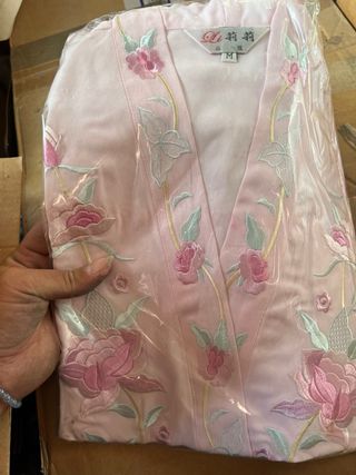 Bata rosa con camison seda , flores bordadas