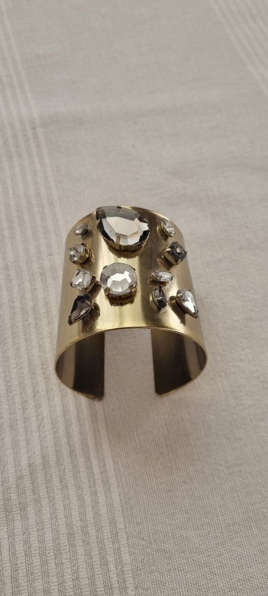 Pulsera dorada con piedras.