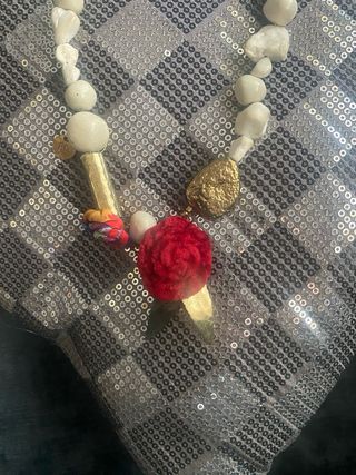 Collar Bimba y Lola blanco y dorado y rojo . 