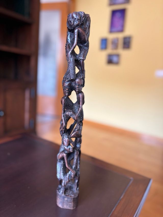 Escultura africana tallada a mano