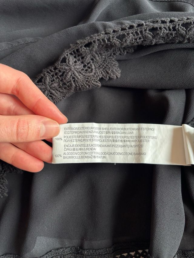 Camiseta negra con encaje 