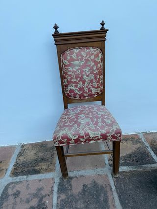 Silla antigua de madera