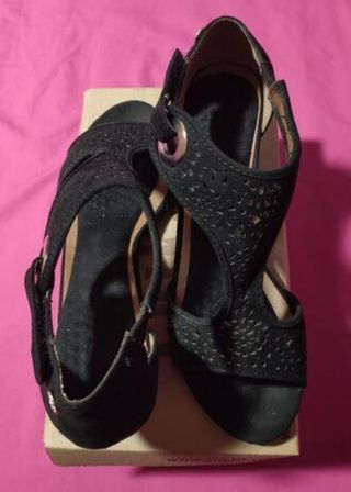 Sandalias negras tacón bajo