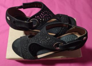 Sandalias negras tacón bajo