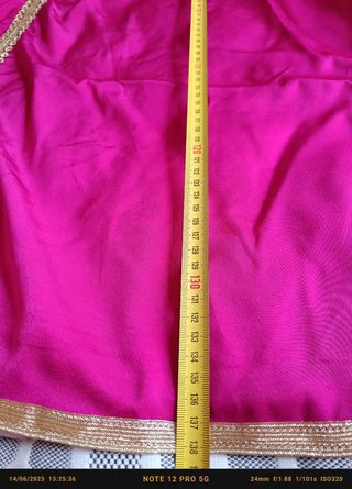 Caftán rosa y dorado bordado con cinturón de tila