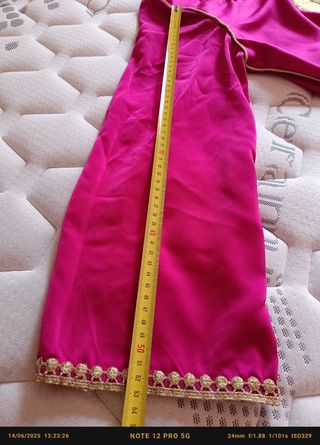 Caftán rosa y dorado bordado con cinturón de tila