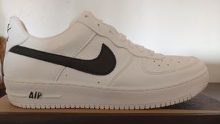 Zapatillas deportivas blancas y negras