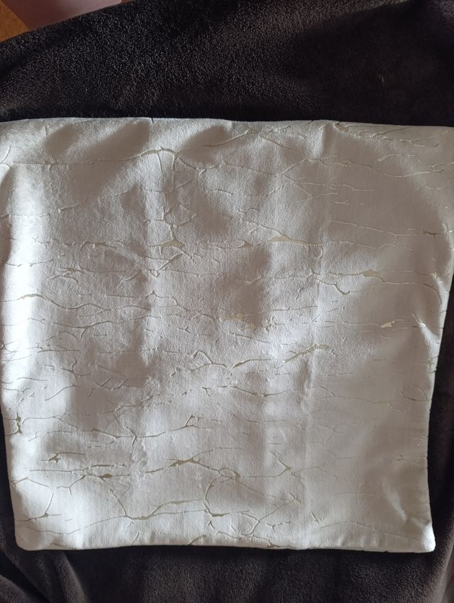 Funda cojín terciopelo blanco-dorado