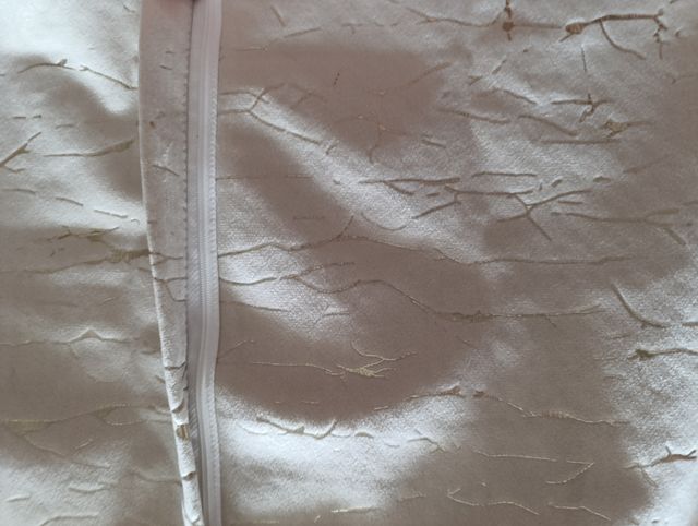 Funda cojín terciopelo blanco-dorado