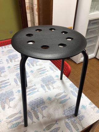 Taburete negro metal y plástico (2 pzas) Precio 2