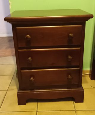 Cama individual madera marrón y mesita de noche