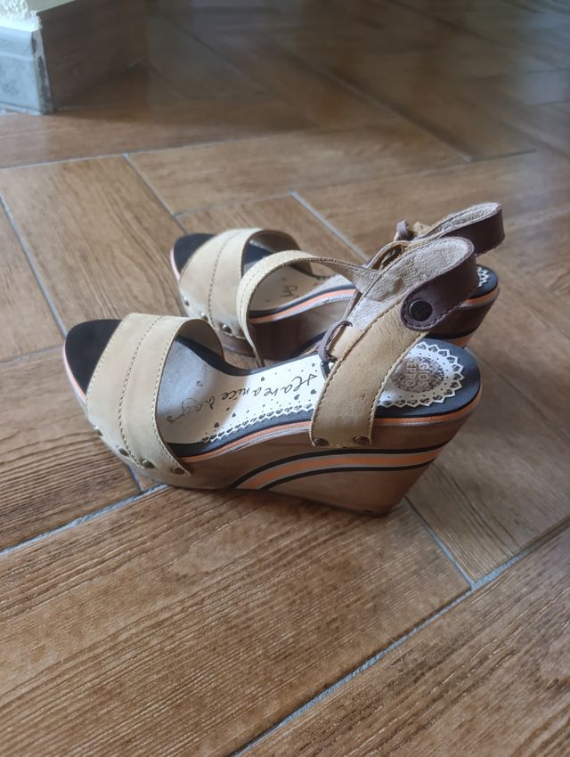 Zapatos cuña beige y marrón