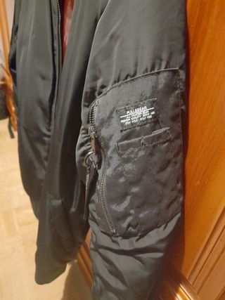 Cazadora bomber Pull & Bear negra