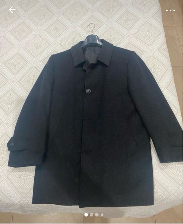 Chaqueta de paño para  hombre. De color negro.
