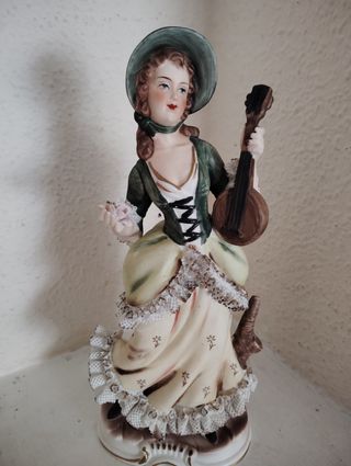 Figura porcelana mujer guitarra