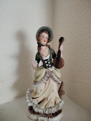 Figura porcelana mujer guitarra