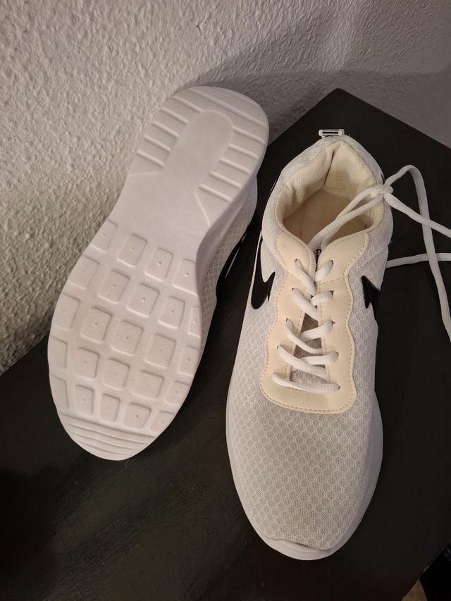 Scarpe da ginnastica bianche nuove. Effettuo spedizioni.