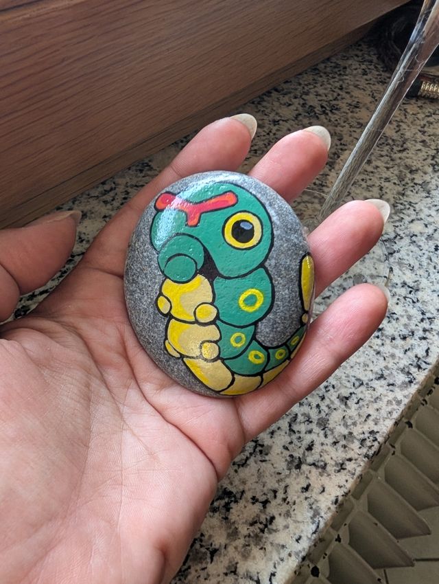 Sasso Pokemon Caterpie Dipinto