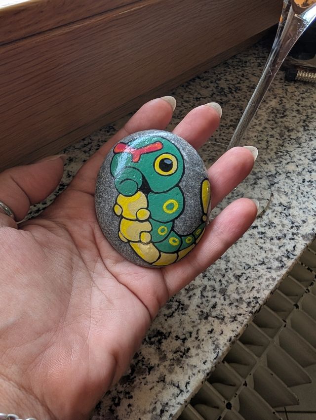 Sasso Pokemon Caterpie Dipinto