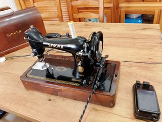 Maquina de coser Singer eléctrica.