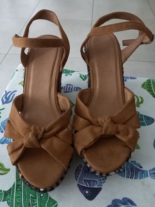 Zapatos cuña marrón