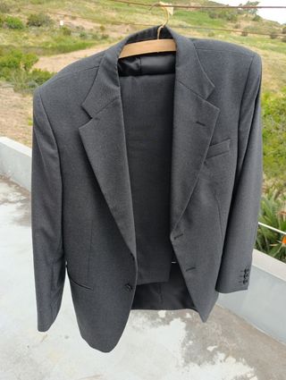 Traje gris hombre