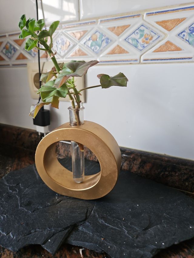 Florero, violetero de cemento confeccionado por mi