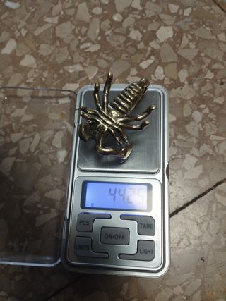 Escorpión latón macizo