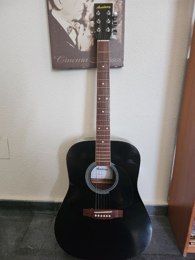 Guitarra acústica negra