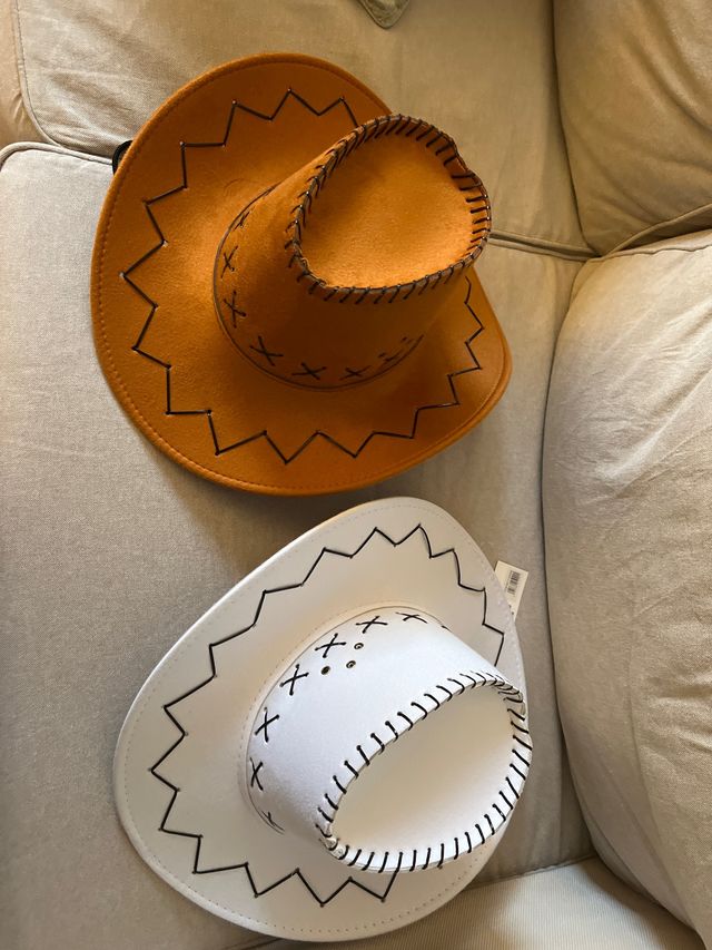 2 Sombreros Vaqueros: Marrón y Blanco
