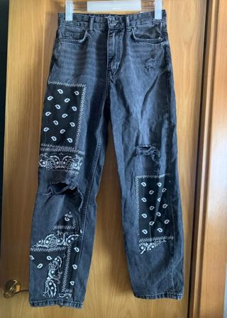 Vaqueros rotos con estampado bandana