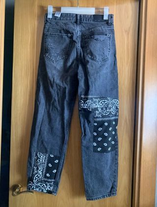 Vaqueros rotos con estampado bandana