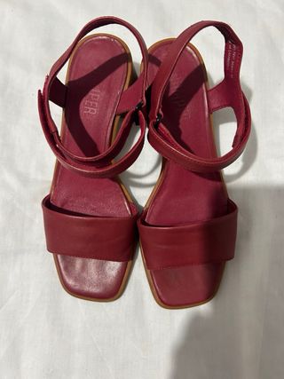 Sandalias rojas camper
