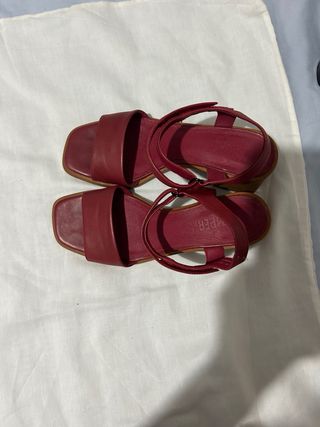Sandalias rojas camper

